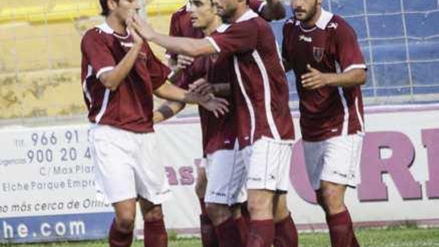 Los jugadores del Orihuela celebran un gol ante el Murcia.