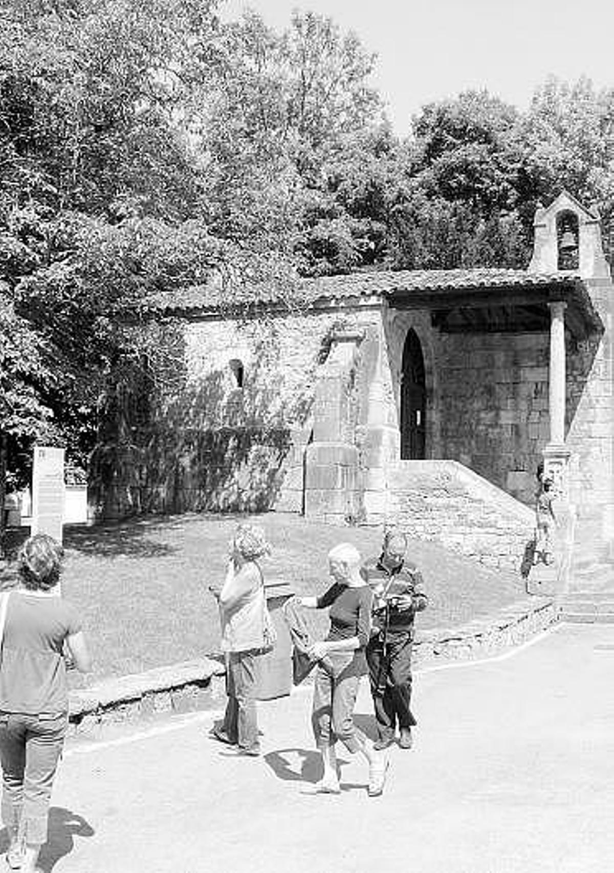 La capilla de la Santa Cruz, que guarda un dolmen en su interior.