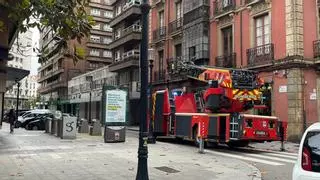 Los bomberos intervienen en un piso del centro de Gijón: entraron a la vivienda por la ventana