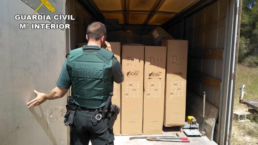 Un Guardia Civil desmantelando la nave