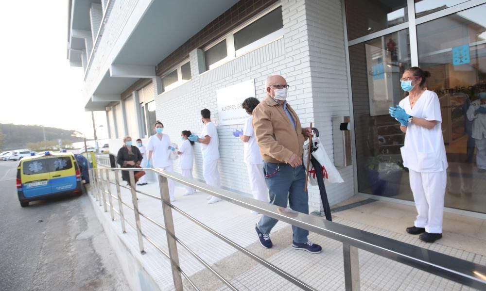 Algunos de los ancianos sanos de Barreiro a su llegada al Centro de Panxón. // R. Grobas