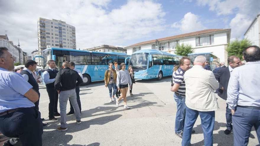 Autobuses de Arriva en la plaza Irmáns García Naveira de Betanzos.