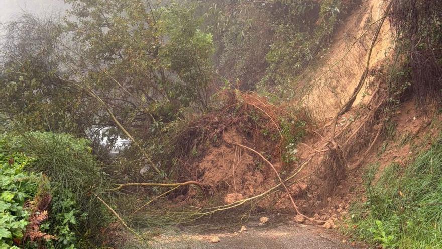 Derrumbe de uno de los taludes en Moaña . |  Fdv