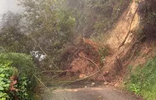 Las lluvias causan derrumbes en A Xalde y en A Marrúa