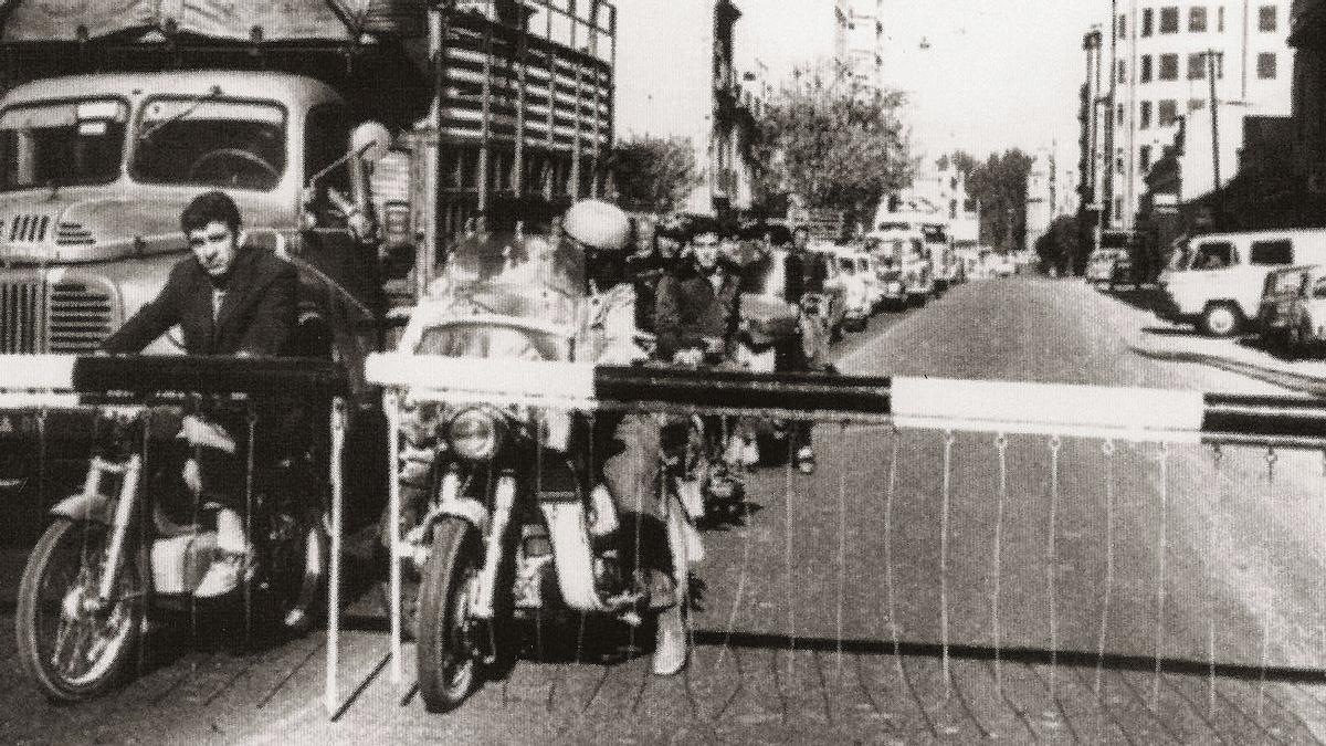 Barreras en el paso a nivel del Rollo. 1963.