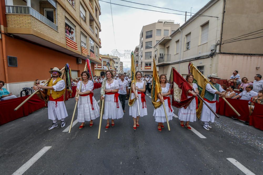 Más de 2.000 festeros participan en una vistosa Entrada de Moros y Cristianos que consigue llenar de público todas las calles de la capital de la Foia