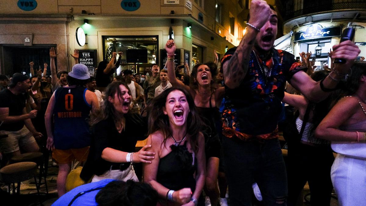 Ambiente de final de Eurocopa en el Centro de Málaga