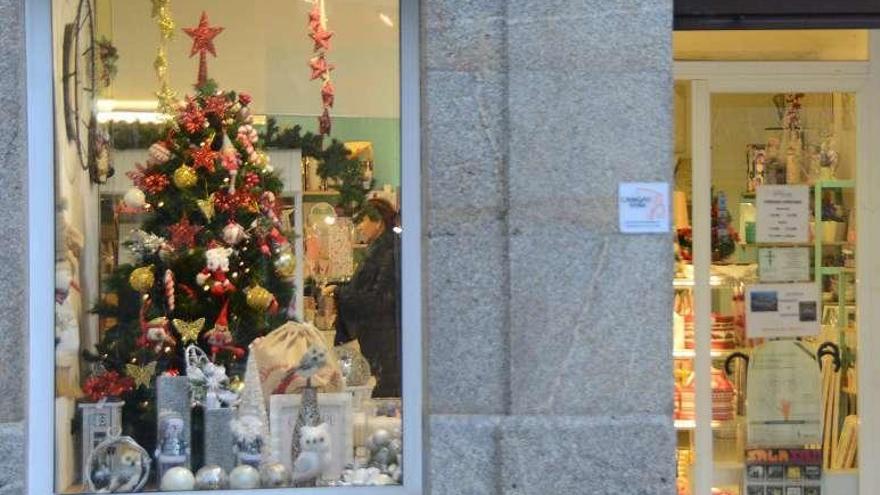 Un escaparate con adornos de Navidad en la comarca. // G.N.