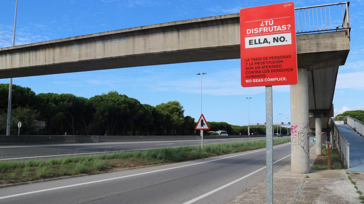 Cartel contra la prostitución en la C-31 a la altura de Gavà.