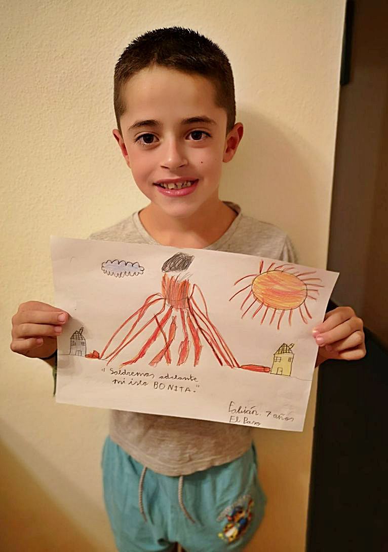 Fabián, de 7 años y de El Paso, sostiene su mirada sobre el volcán de La Palma.