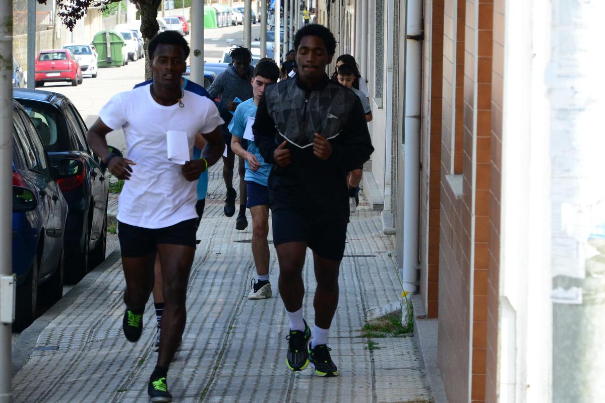 La carrera solidaria organizada por IES Johan Carballeira de Bueu a favor de Accem y los refugiados.