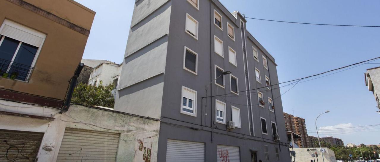 Vivienda en riesgo de derrumbe parcial en la calle Lavadero del Cabanyal. | FRANCISCO CALABUIG