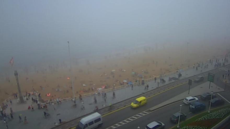 La playa de San Lorenzo, completamente tomada por la niebla.