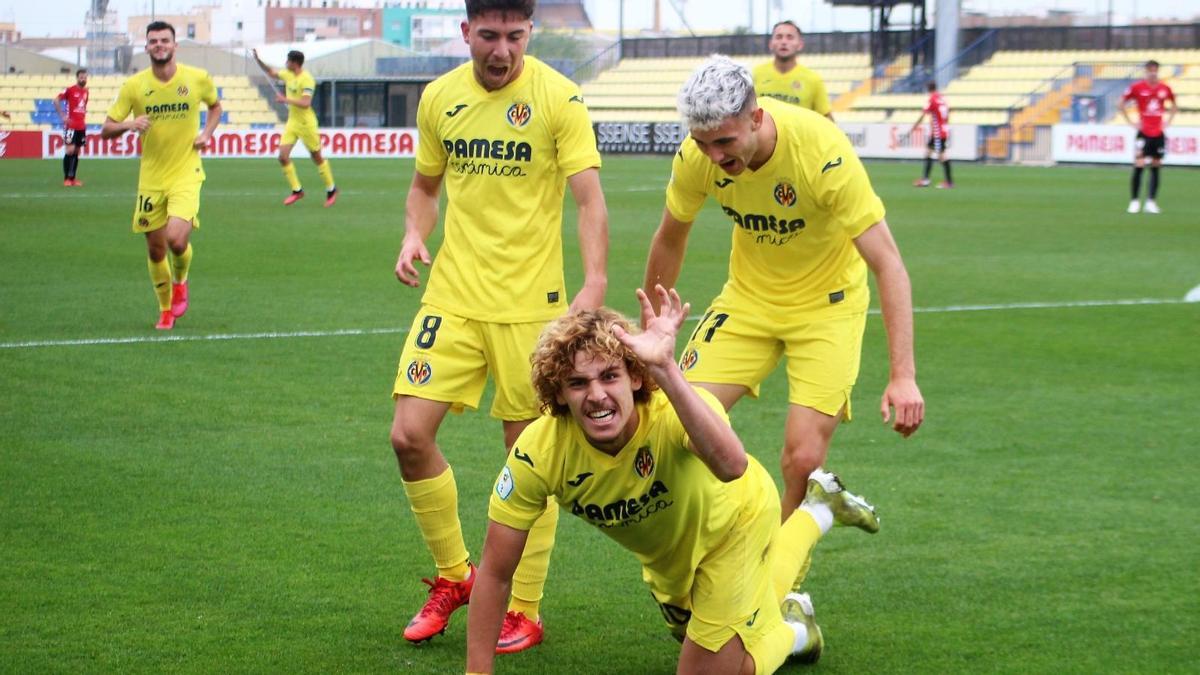 El almeriense Jorge Pascual celebra el 1-0 mostrando sus garras de león.