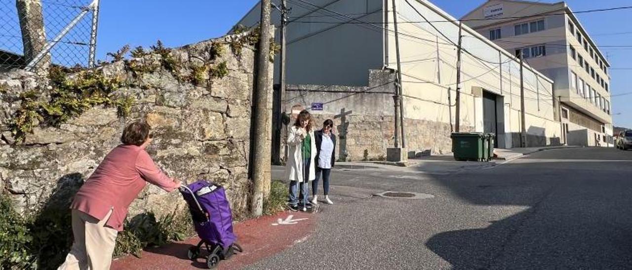 La estrecha senda de tránsito peatonal, con el colegio al fondo.   | // G.N.