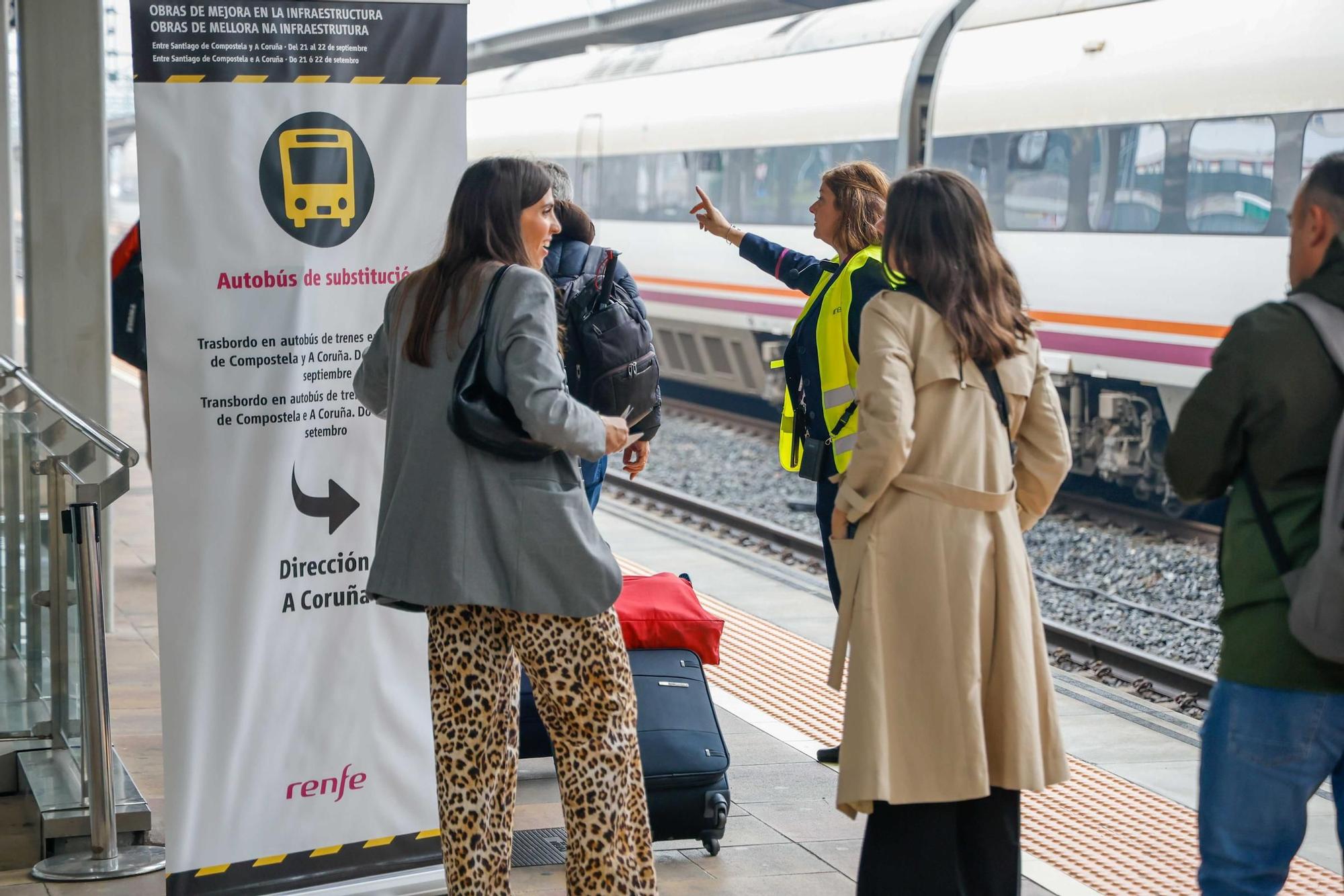 Renfe lo consigue: trasbordo ordenado del tren al bus y sin protestas en Santiago