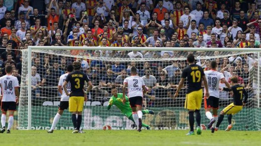 Bruno Alves, el portero del Valencia, se lanza para detener a Griezmann el primero de los dos penaltis que detuvo ayer. // Miguel Ángel Polo (Efe)