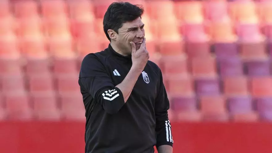 Alexander Medina dirige su primer entrenamiento como técnico del Granada