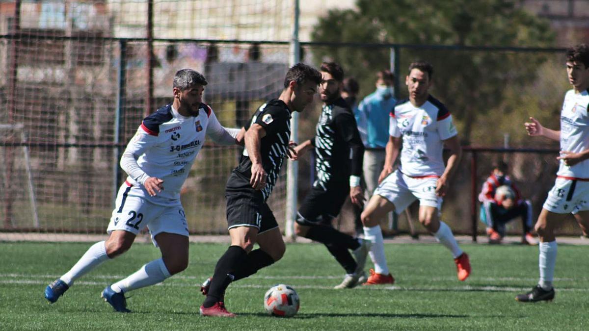 Pau Cendrós presiona a un rival, ayer en el partido del Poblense frente al Dux Internacional.