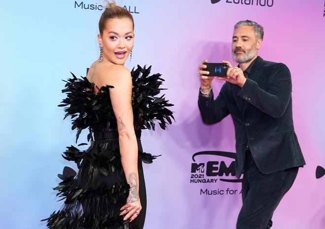Rita Ora y Taika Waititi en la alfombra roja de los MTV EMA