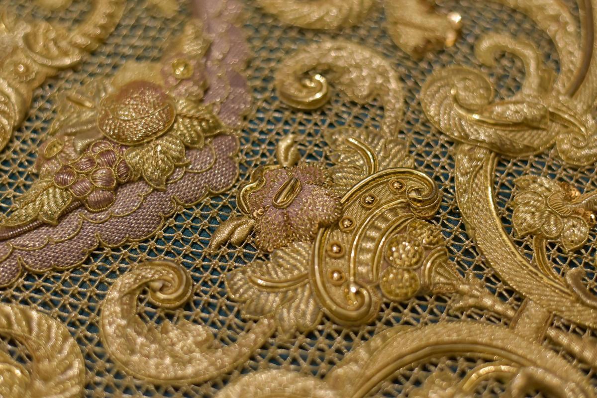 Detalle de la toca de la Esperanza de Triana realizada por Manuel Solano, bajo el diseño de Gonzalo Navarro.