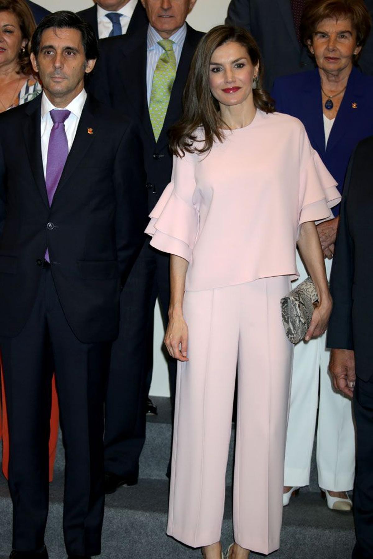 Looks de la Reina Letizia en su visita a Londres: Un 'total look' low cost de Zara