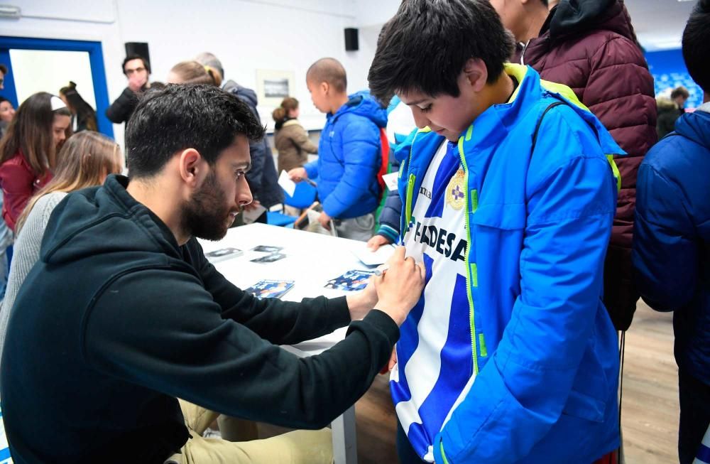 El CEIP Alborada de A Coruña y el Gonzalo Torrente Ballester de Cambre visitan Riazor y charlan con los jugadores del Deportivo Eneko Bóveda y Silvia Mérida.