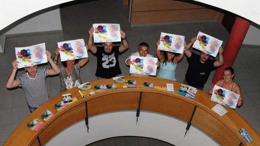 Representantes de los locales, el alcalde y la edil de Cultura, ayer en el Concello.