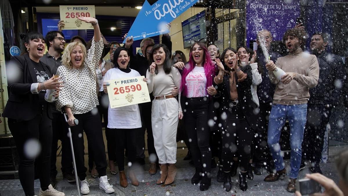 Los empleados de doña Manolita celebran su éxito, hoy en Madrid.