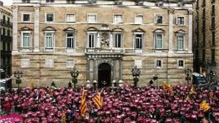 La manifestació va acabar a la plaça Sant Jaume, que va quedar plena.