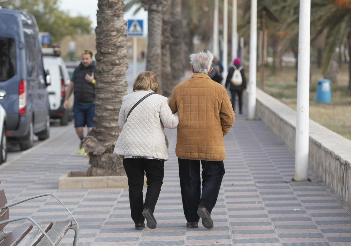 Jubilados en el paseo marítimo del Port de Sagunt.