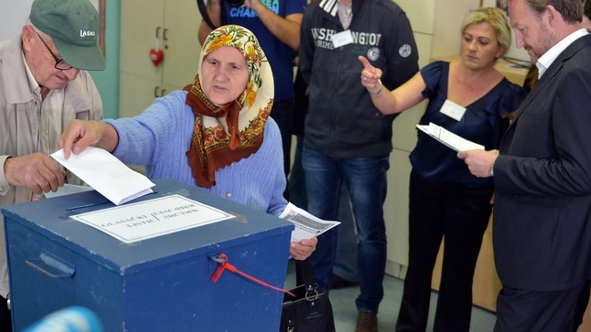 El candidato musulmán Bakir Izetbegovic espera su turno para votar, en un colegio electoral en Sarajevo, el domingo.