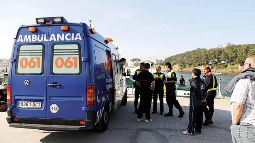 Imagen de la ambulancia en la que era asistido el herido y la embarcación de la Guardia Civil que realizó el rescate.