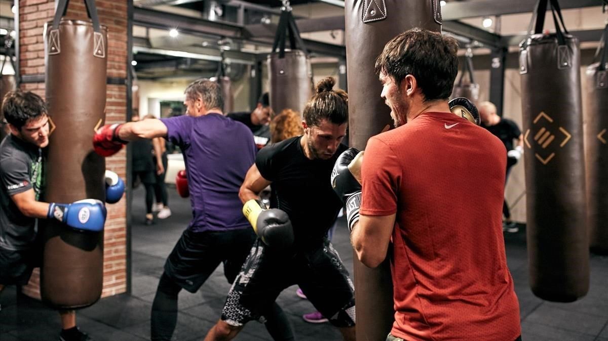 Un grupo de personas haciendo boxeo.