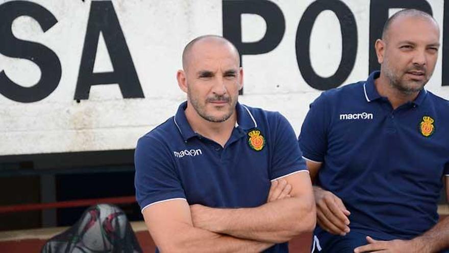 El técnico del Mallorca, Albert Ferrer, durante el partido.