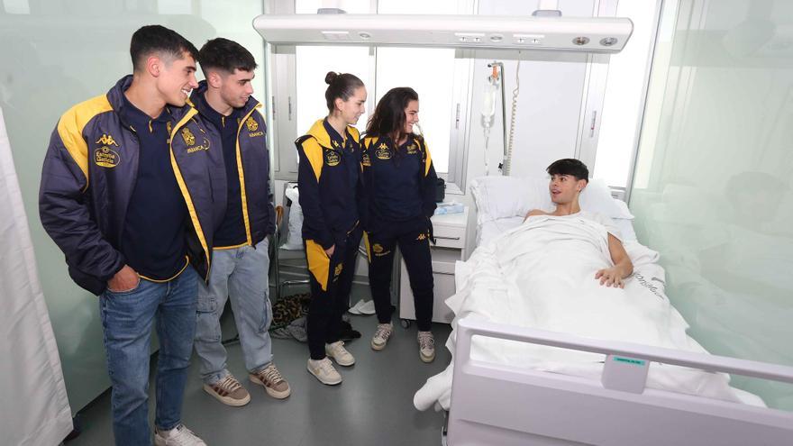 Los jugadores del Dépor visitan a los niños hospitalizados en el Quirón