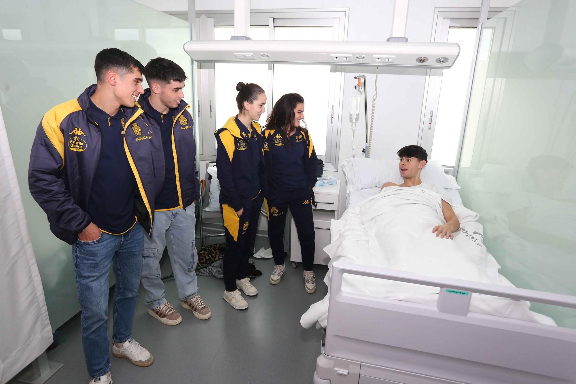 Los jugadores del Dépor visitan a los niños hospitalizados en el Quirón