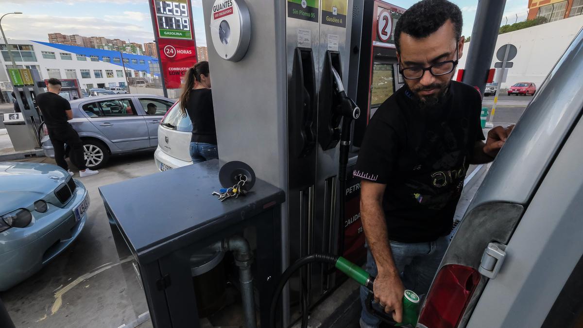 Colas en las gasolineras por el fin del descuento en la gasolina