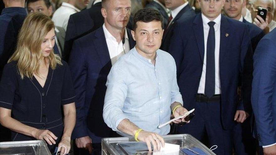El partido de Zelenski arrasa en las legislativas de Ucrania