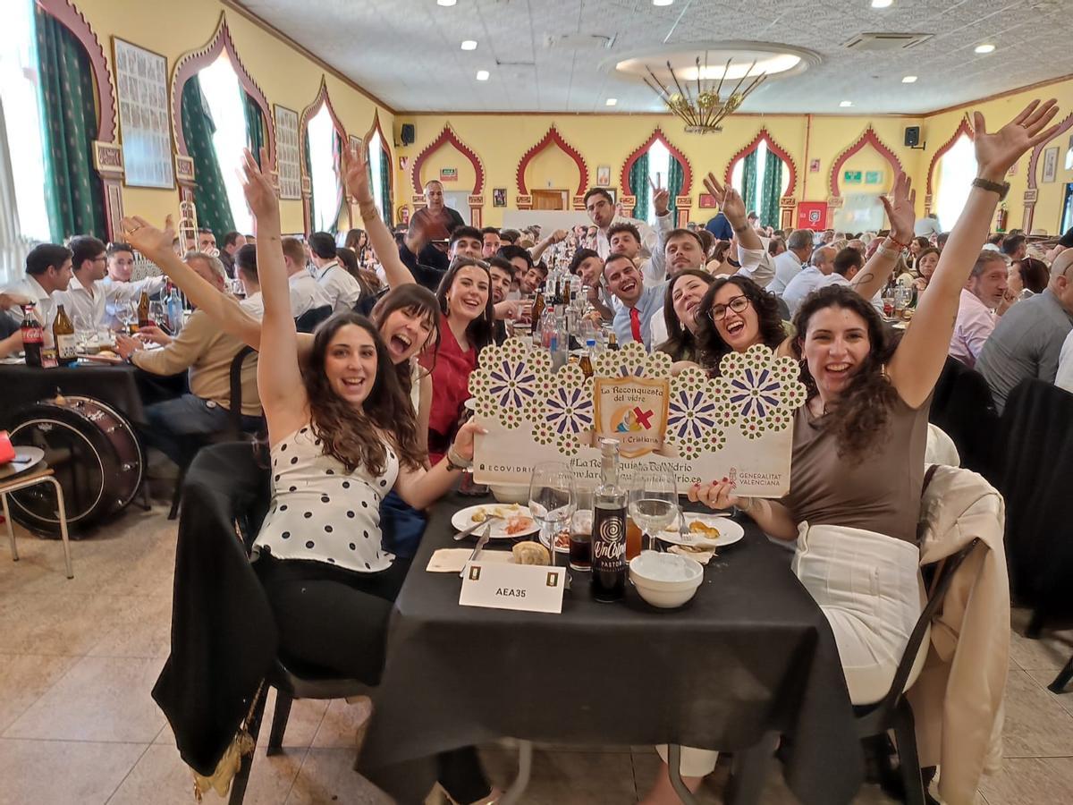 La campaña se desarrolla en un total de 38 municipios en los que los propios educadores se integran en la fiesta, en este caso en la reciente Glòria de Alcoy.