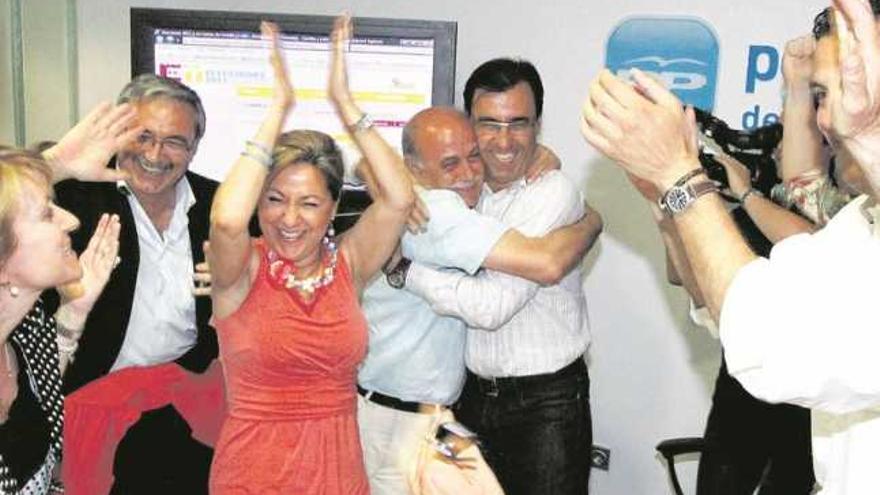 Dirigentes del PP, incluida la alcaldesa y el presidente de la Diputación, festejan la victoria de 2011.