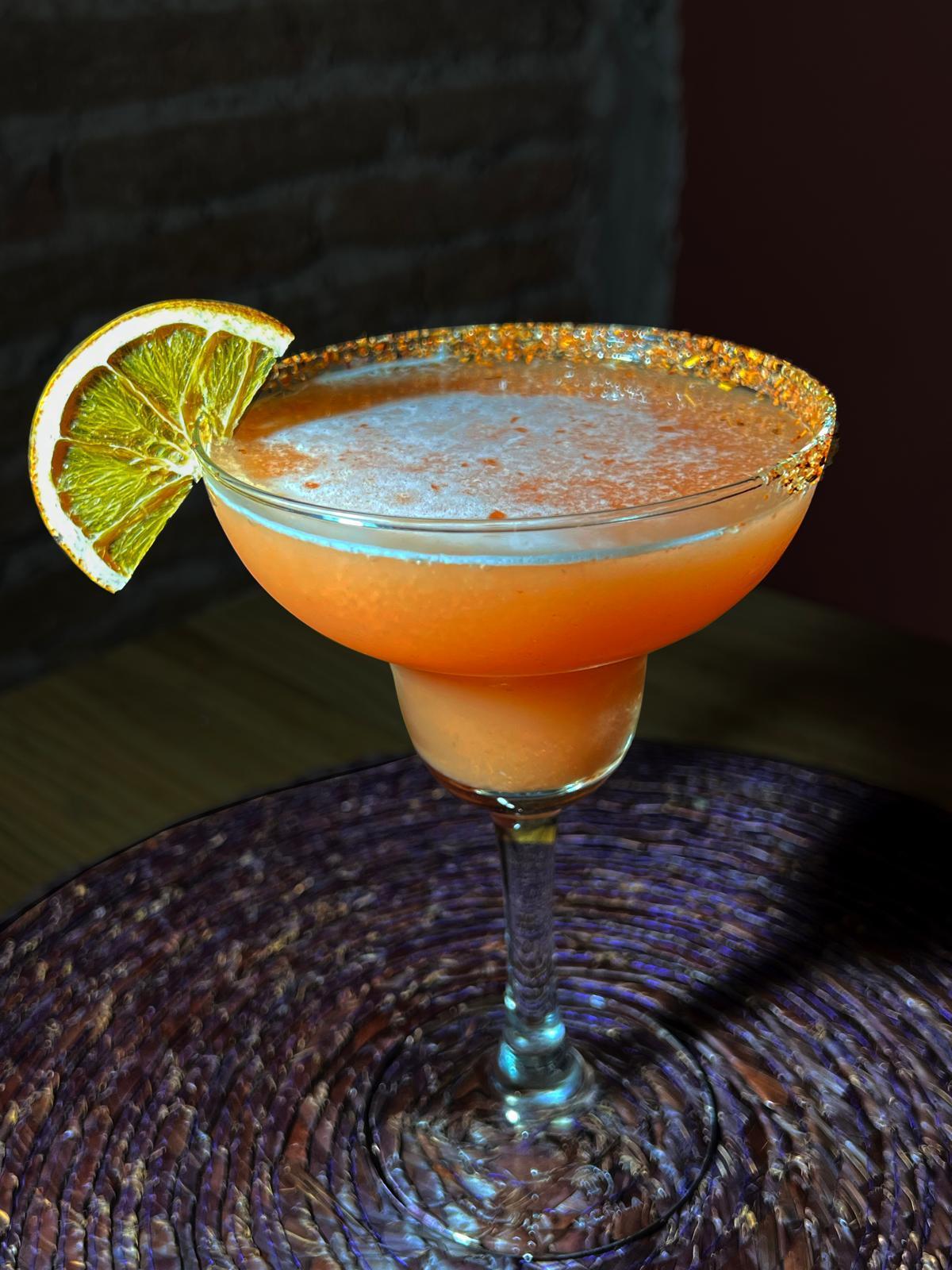 Cócteles de autor, tequila bien elegido y una barra con acento mexicano en pleno corazón de La Latina.