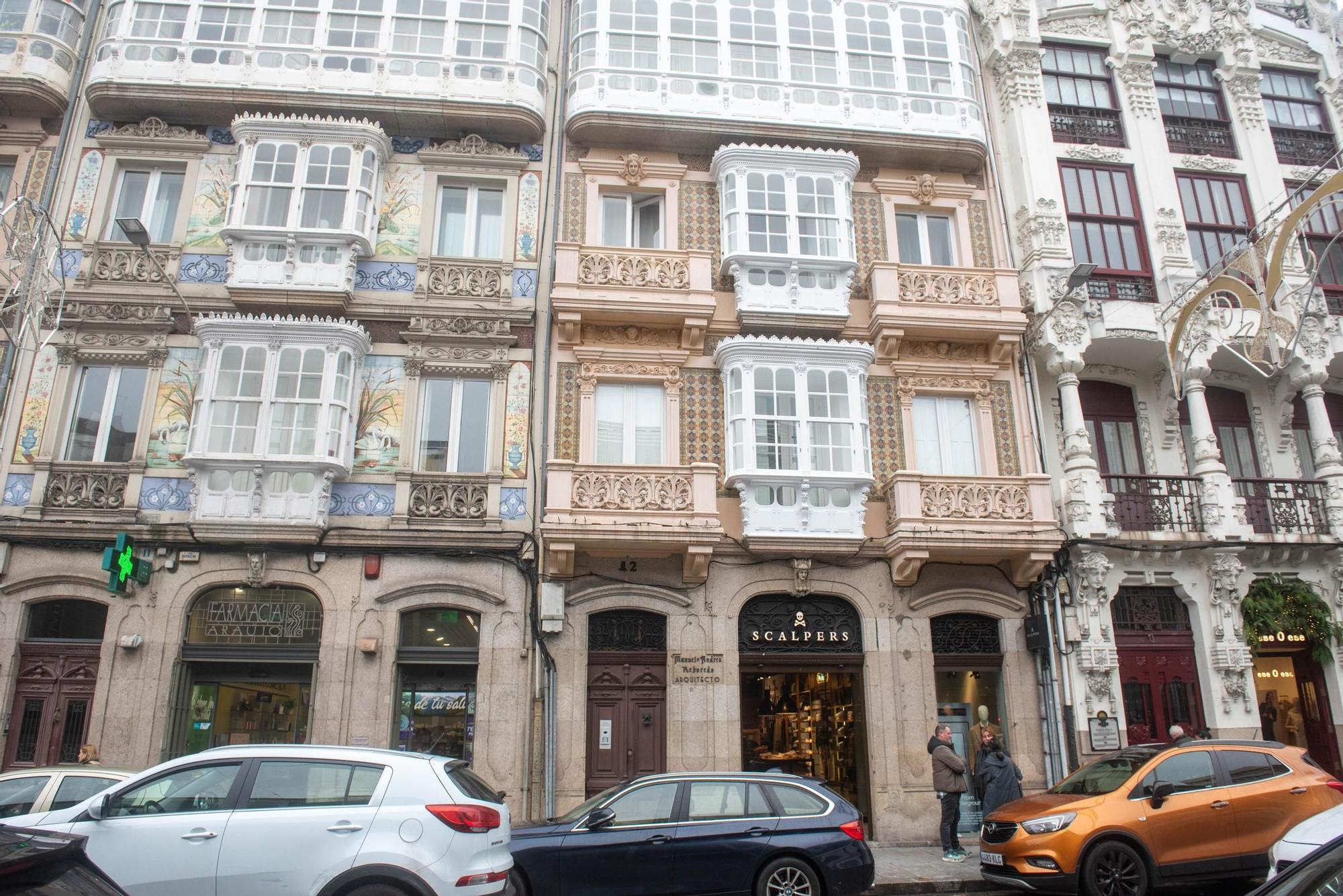 Edificio número 12 de la plaza Lugo, en el centro de la imagen, uno de los más destacados del Modernismo coruñés.