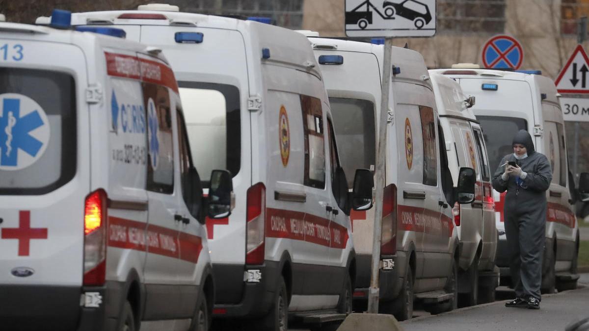Hilera de ambulancias a las puertas de un hospital Hilera de ambulancias a las puertas de un hospital