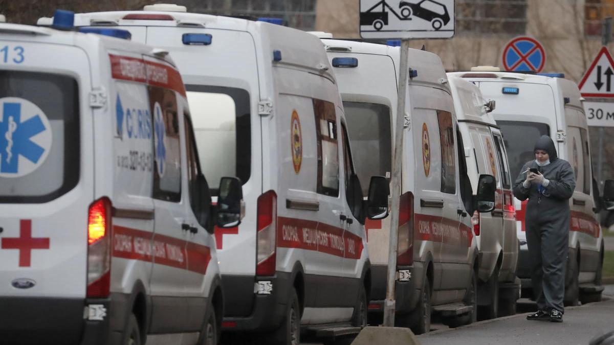 Hilera de ambulancias a las puertas de un hospital