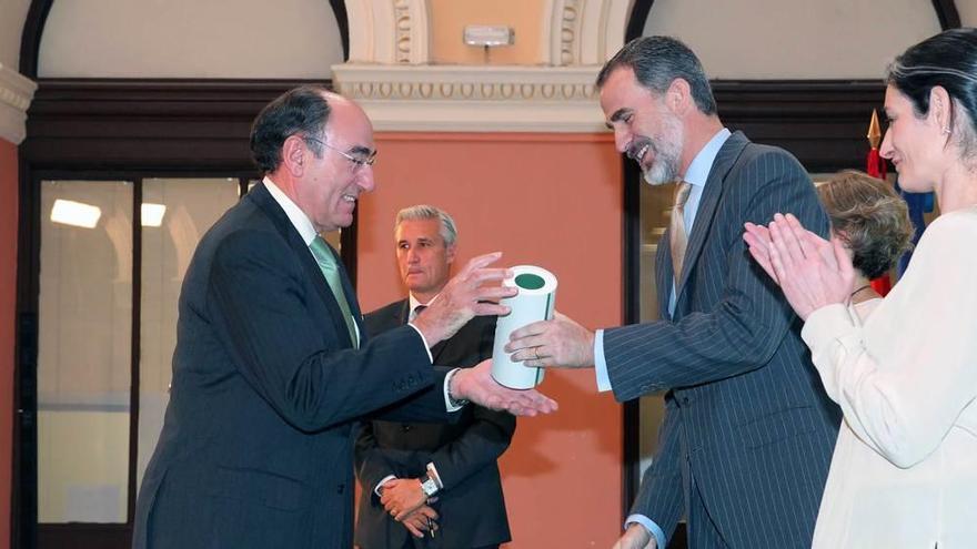 Ignacio Galán recibe el premio de manos de Felipe VI.