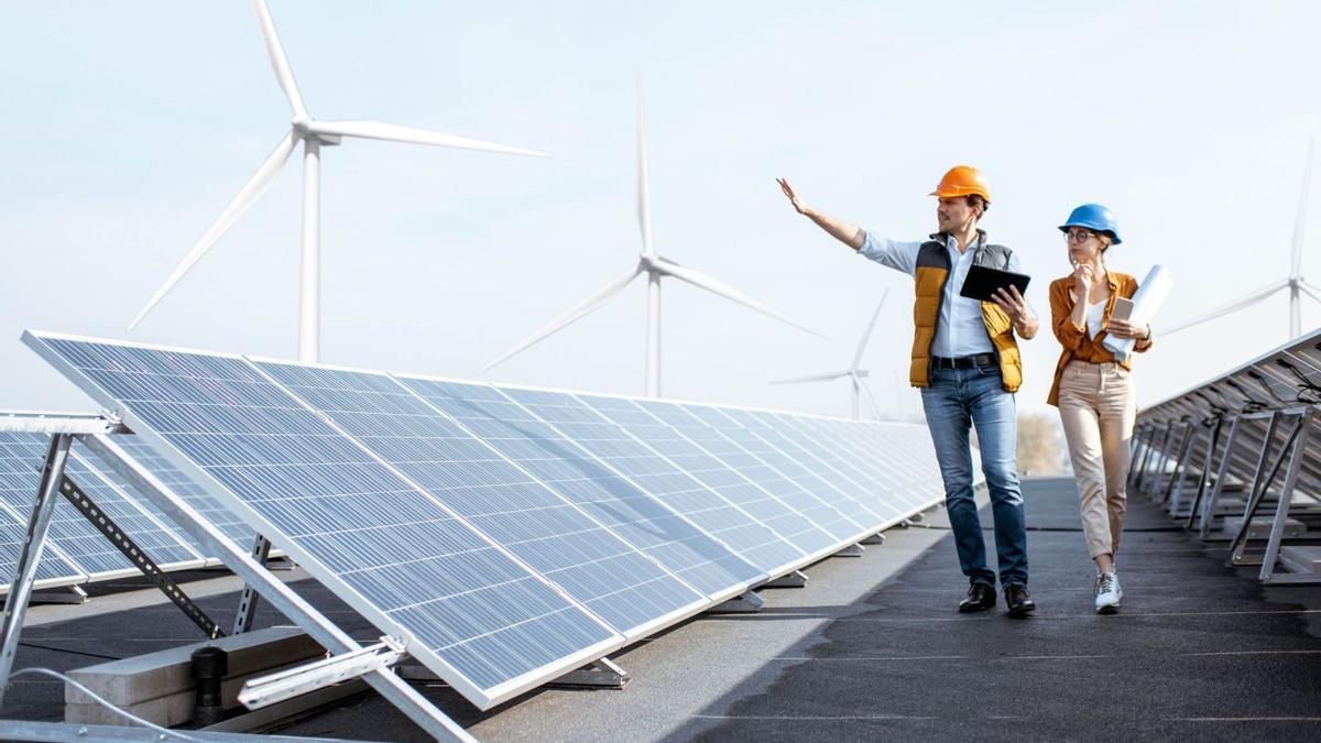 Dos técnicos supervisan una instalación de recogida de luz solar.