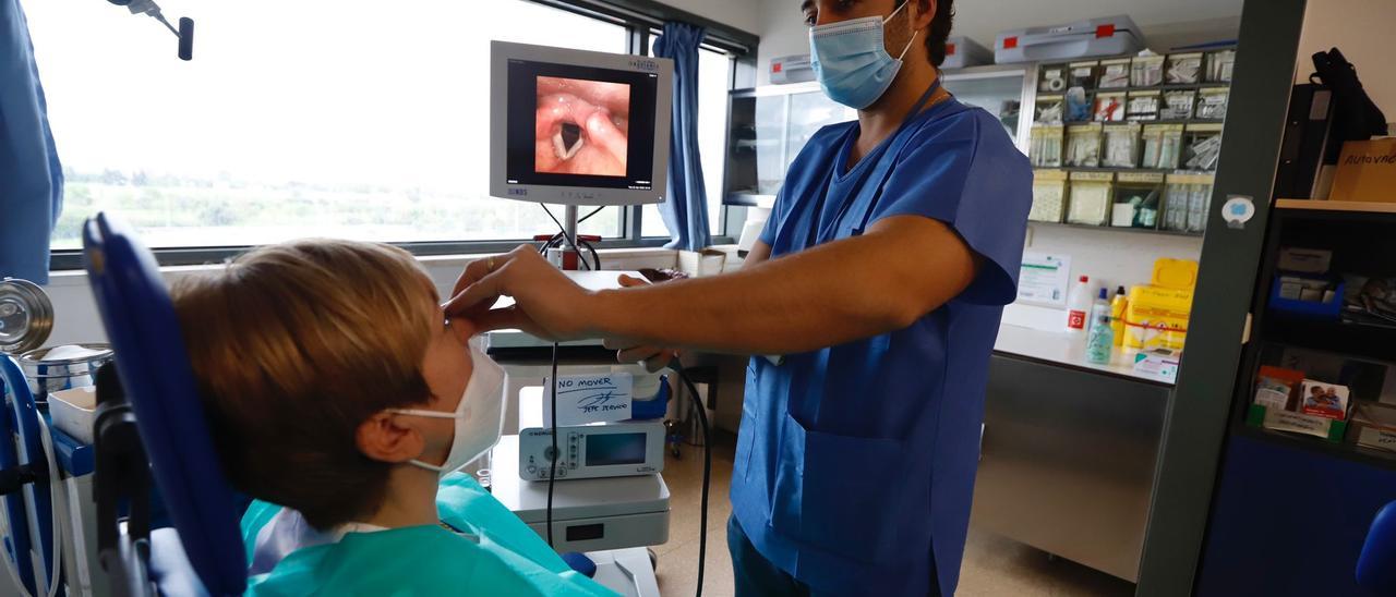 El otorrino Leonardo Rodríguez, con una paciente, en su consulta del hospital Reina Sofía.