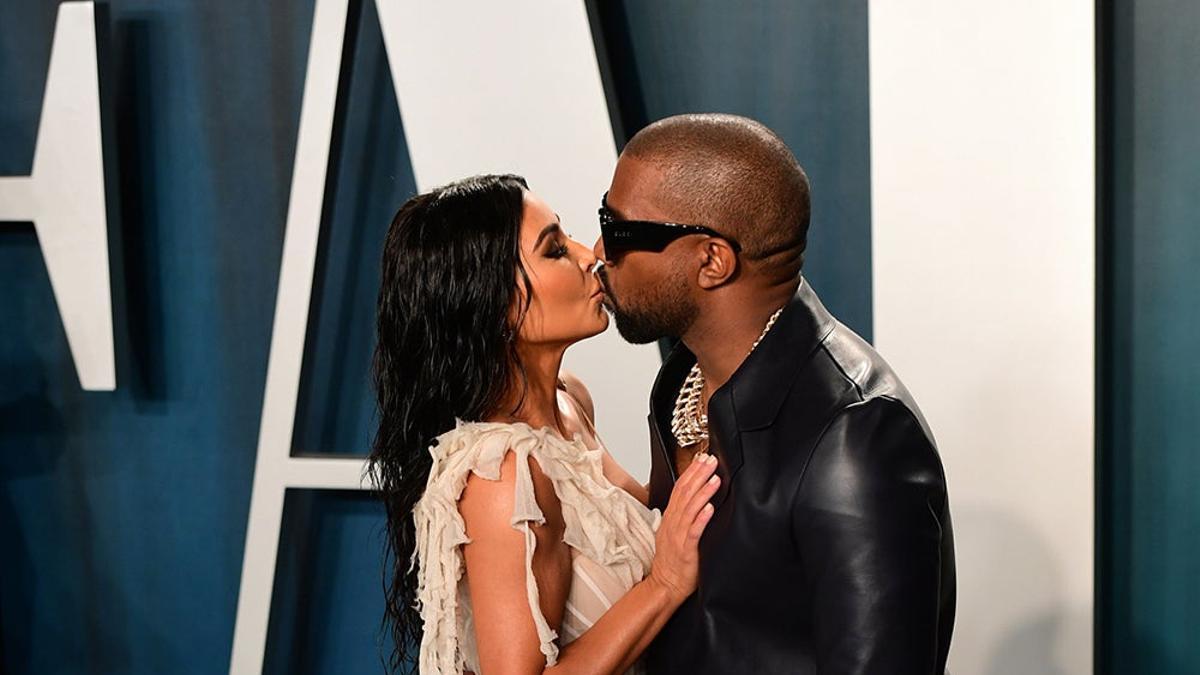 Kim Kardashian y Kanye West besándose en los Premios Oscar