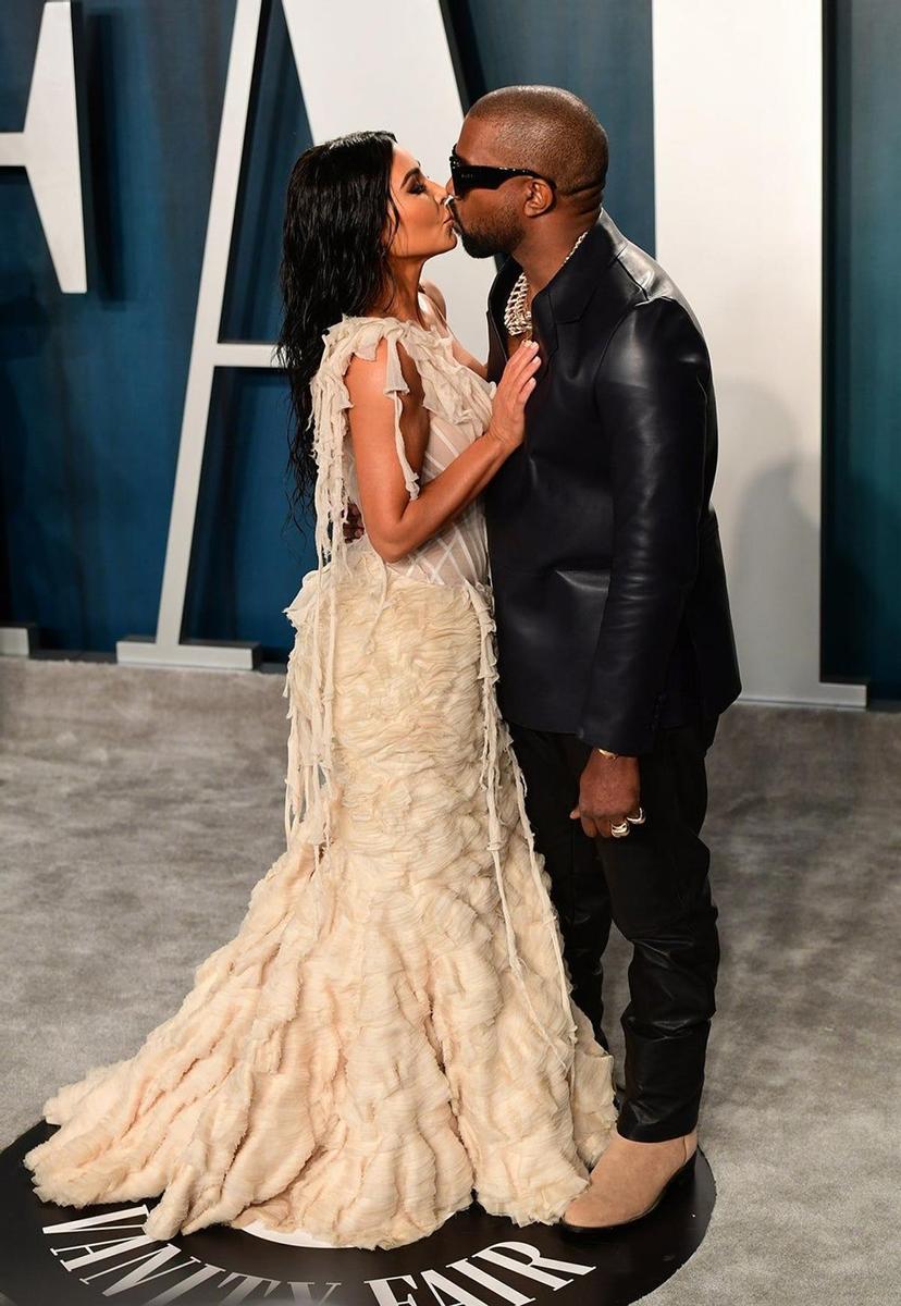 Kim Kardashian y Kanye West besándose en los Premios Oscar